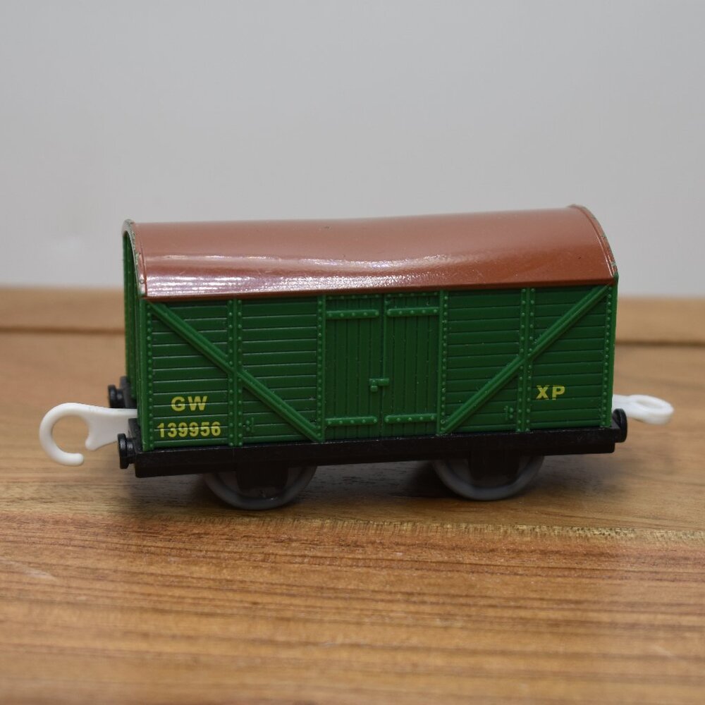 Thomas Trackmaster XP Vent Van Hit Toy GW 139956 Covered Cargo Car Brown Roof